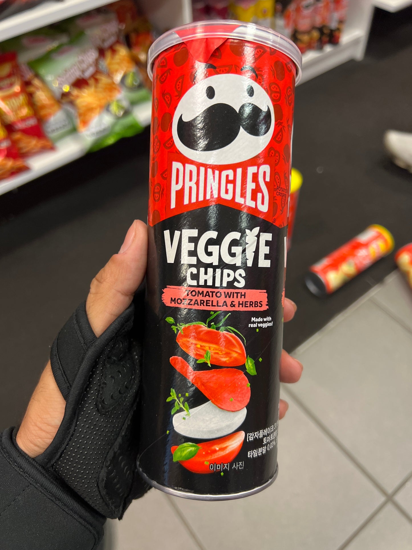 PRINGLES VEGGIE CHIPS TOMATO MOZZARELLA (MALAYSIA)